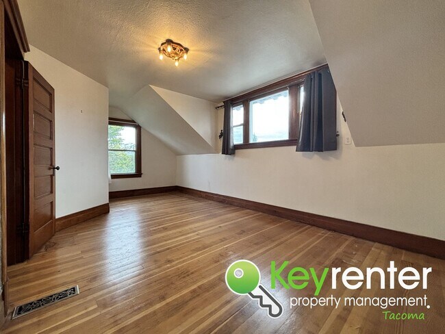 Building Photo - Unique 3-Bedroom Tacoma Home with Fenced Y...