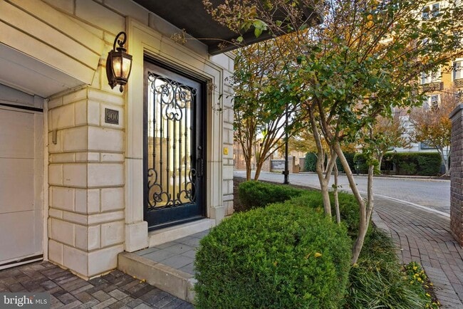 Building Photo - 900 Valencia Ct