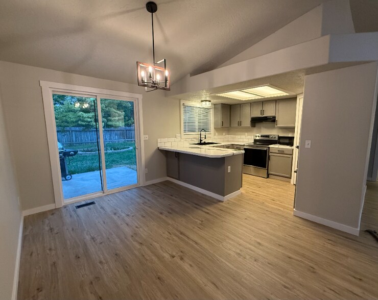 Building Photo - 1093 W Waltman Dr