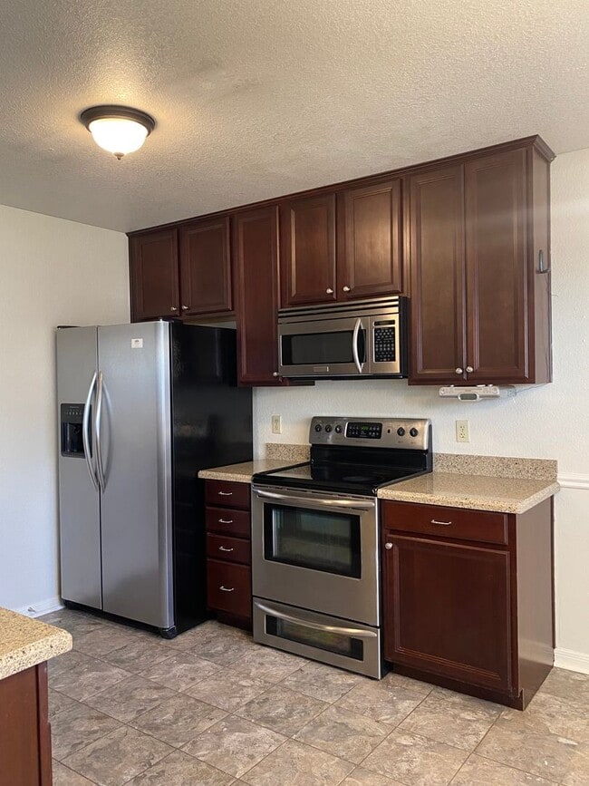 Building Photo - UPDATED 3 BEDROOM, EASY COMMUTE