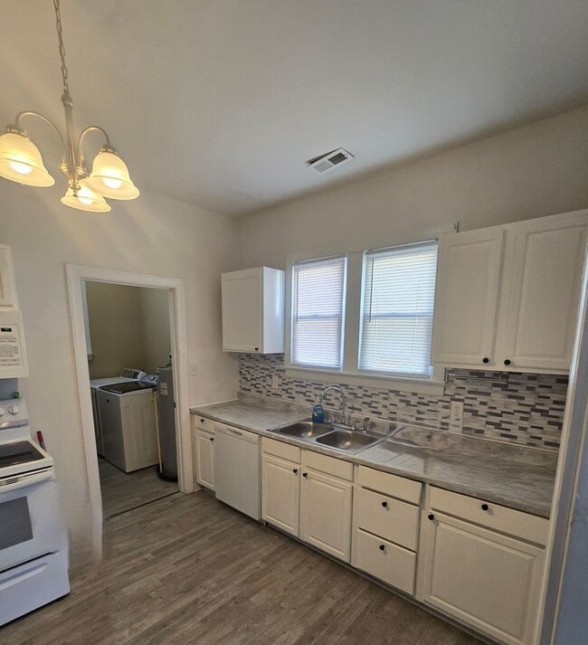 Building Photo - House in Hopewell