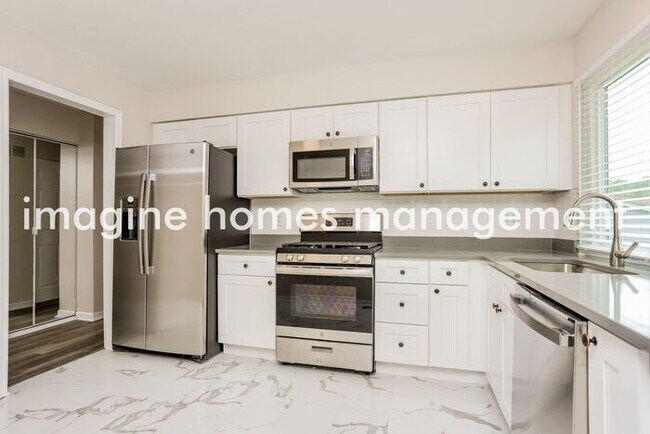 Building Photo - Lovely, renovated 3 bedroom home in Ballwin