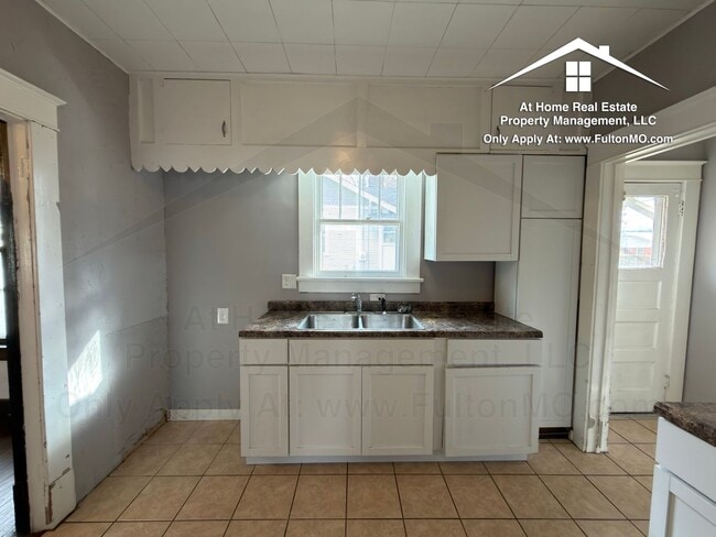 Building Photo - 302 W 6th St