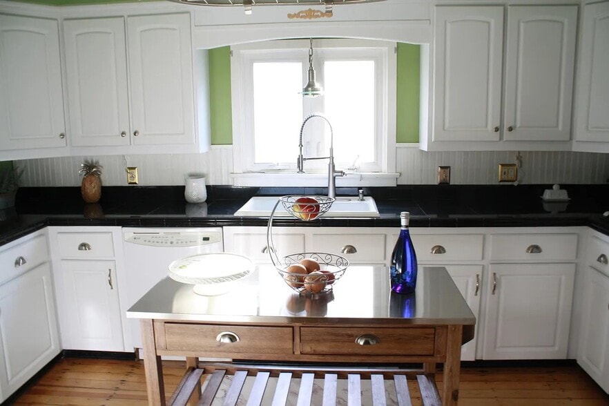 Building Photo - 68 W Narragansett Ave