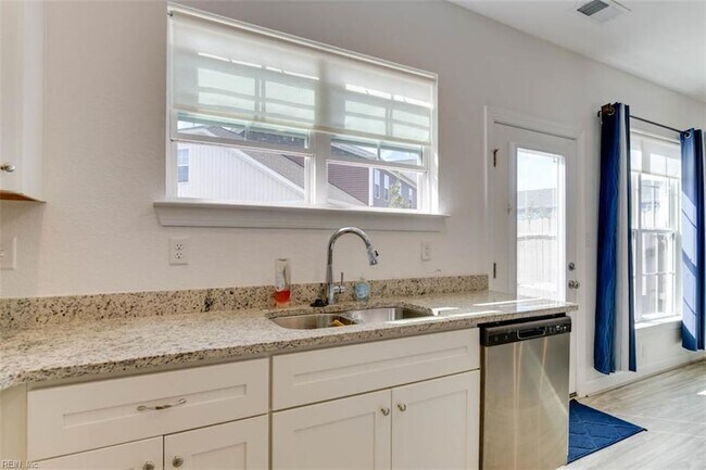 Building Photo - 2416 Trafton Pl