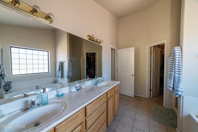 Building Photo - Westside 4 Bed, 2.5 Bath House with A/C & 2-Car Garage Near NAU & CCC! Students & Pets OK! Aug 10th!