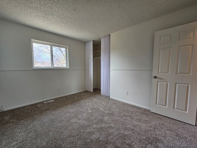 Building Photo - Lovely Aurora Tri-Level 4 Beds w/ New Paint, Carpet, Blinds, Huge Fenced Yard