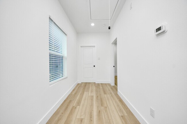 Building Photo - 801 E 32nd 1/2 St