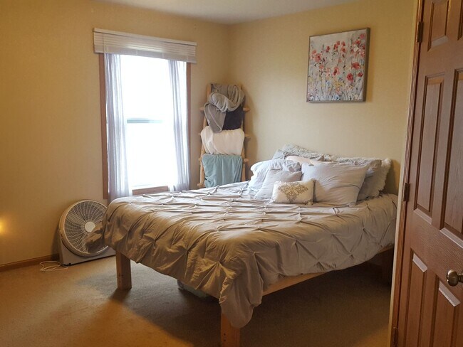 Building Photo - Beautiful 4 Bedroom, 4 Bath Townhome – Cedar Falls May 2025!