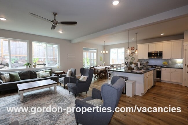 Building Photo - SE Golden Eagle Ln - 4 bedroom home in Hap...