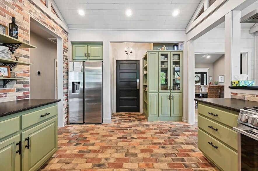 Building Photo - 1115 Red Bud Dr