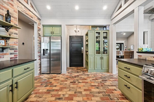 Building Photo - 1115 Red Bud Dr