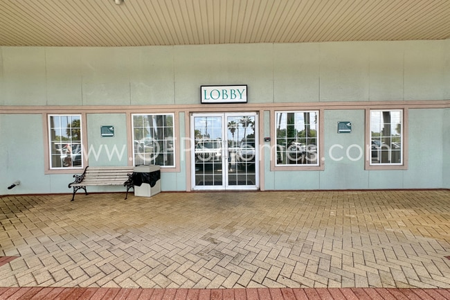 Building Photo - 3/3 DESTIN CONDO... Minutes from the beach!!