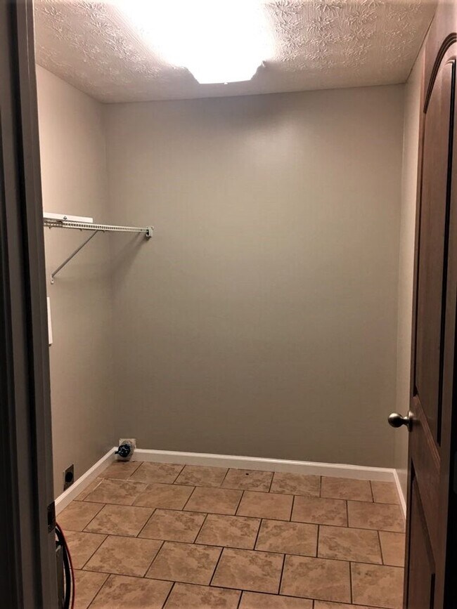 Building Photo - Immaculate Townhouse in Barboursville
