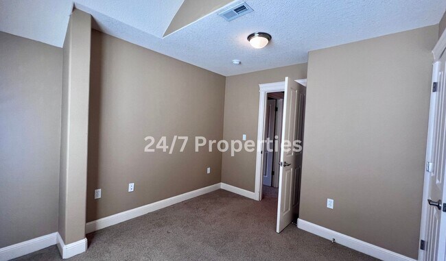 Building Photo - Large 4BD I 2.5BA Home - West Linn!