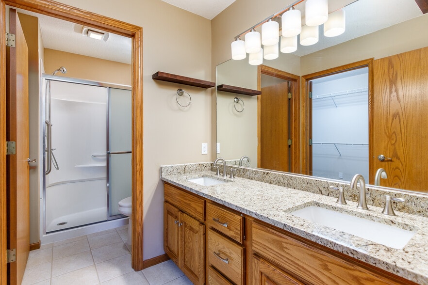 Master Bathroom - 2200 Pinehurst Dr