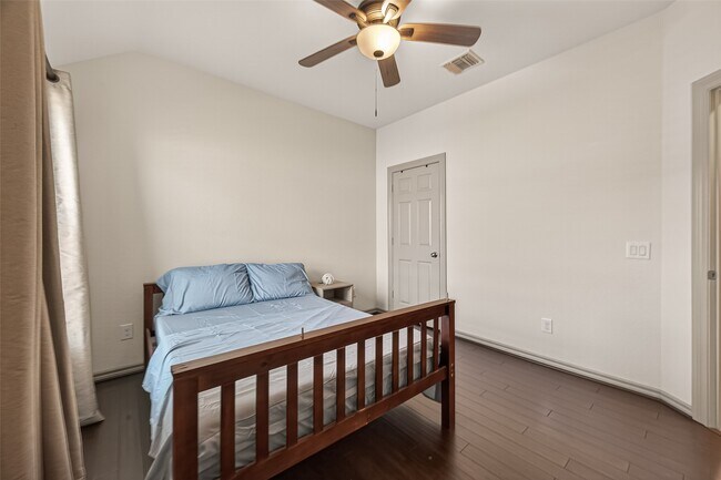 Building Photo - 9743 Birdsnest Ct