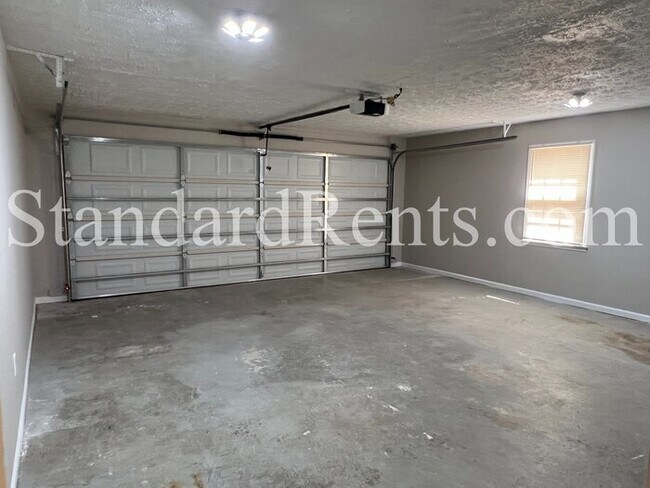 Building Photo - 4072 Plantation Dr