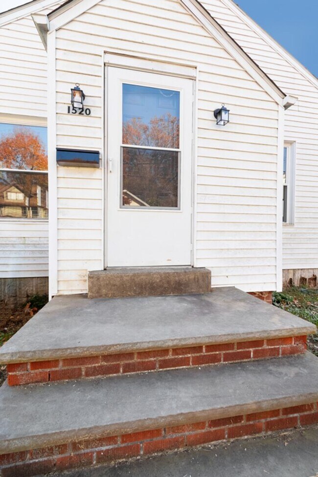 Building Photo - Single-Family House with 2BR and 1BA