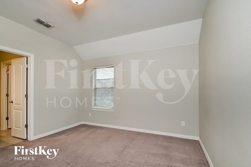 Building Photo - 2815 Willow Ln