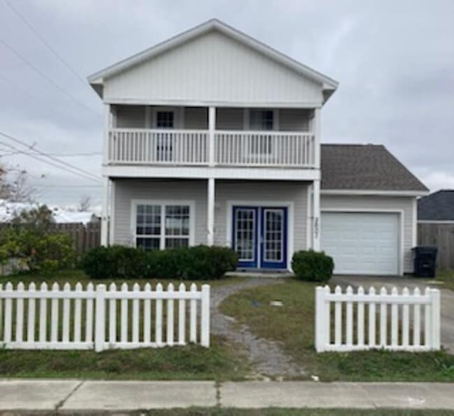 Building Photo - Charming 3 BR/2.5 bath  in a quiet, well-kept neighborhood. Convenient to schools, Tyndall AFB, s...