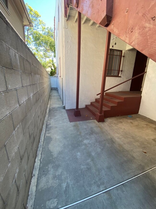 Building Photo - Cute 1 Bedroom 1 Bathroom Long Beach Apartment For Rent!