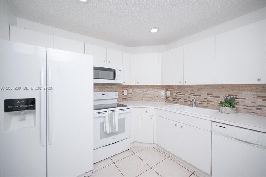 Building Photo - 5000 NW 116th Ct