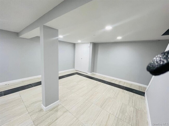 Building Photo - 200 Hicksville Rd