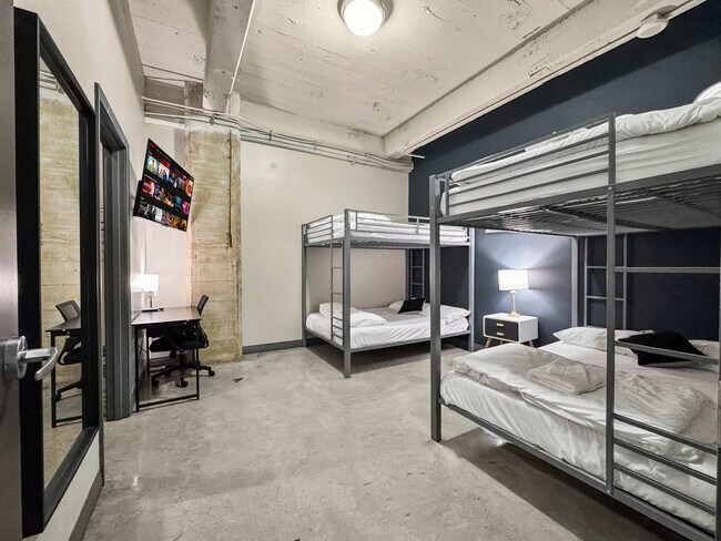 Building Photo - 555 Evergreen St