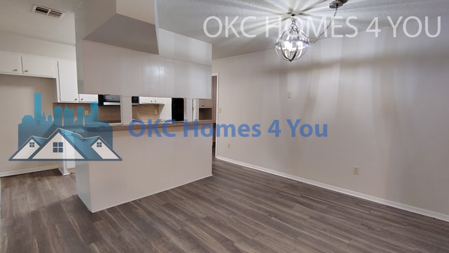 Building Photo - Half Duplex with Tons of Space!