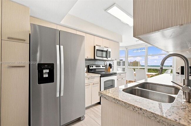 Building Photo - 3500 Mystic Pointe Dr