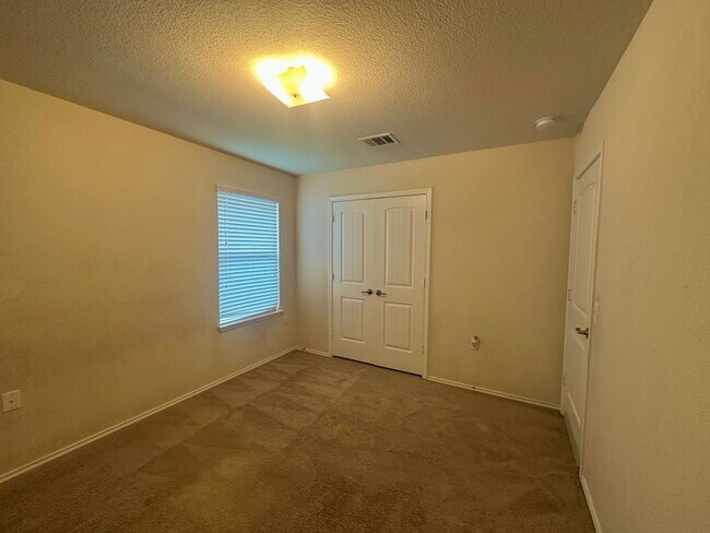 Building Photo - 3 Bed 2 Bath in Austin Tx