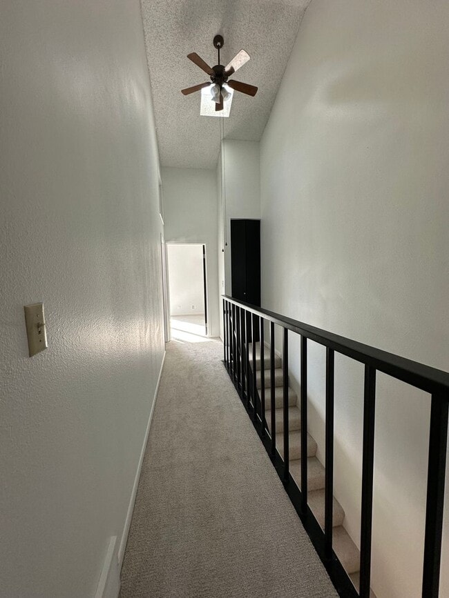 Building Photo - 2 Bedroom, 2 1/2 Bathroom Townhome located near hospitals and colleges!