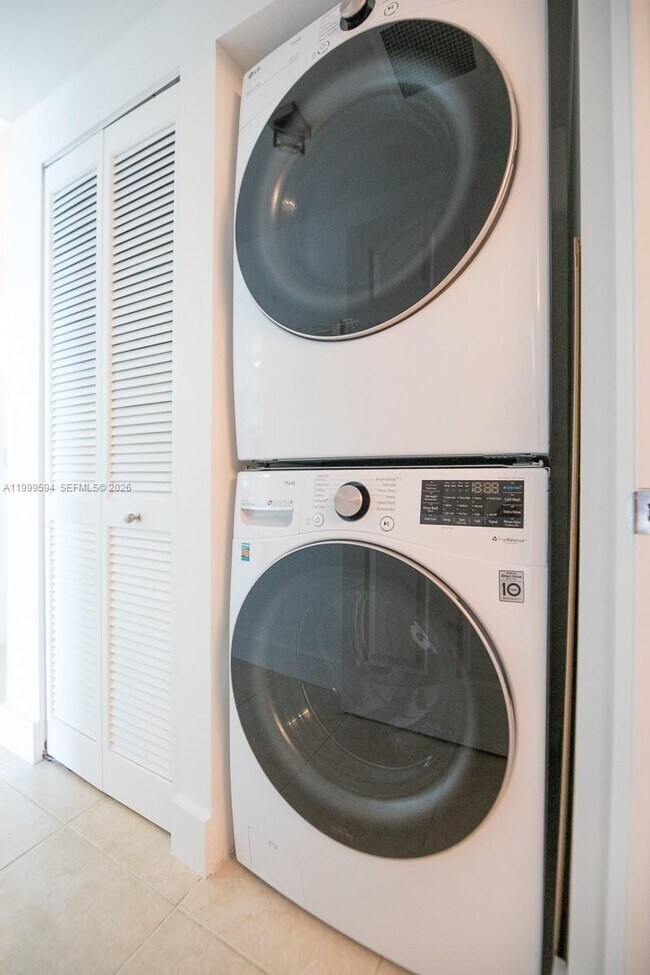 Building Photo - 2401 NE 65th St