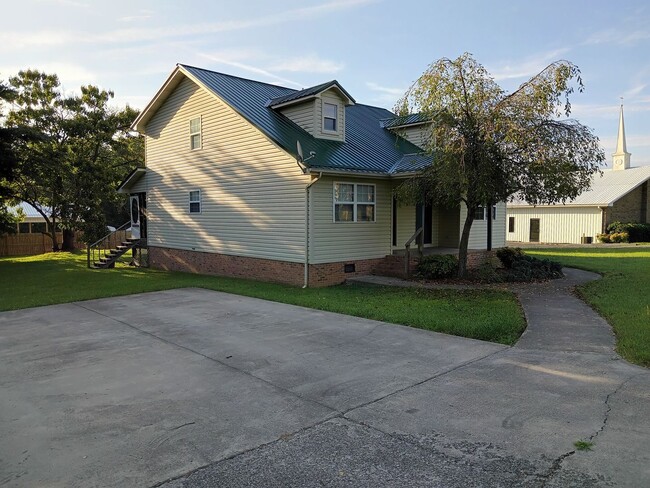 Building Photo - 104 Majestic Dr