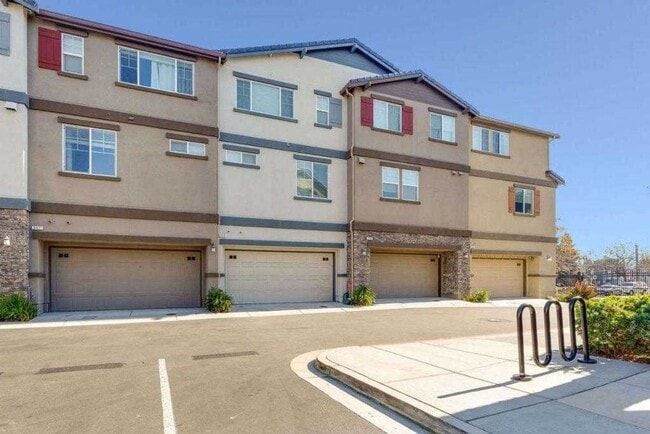 Building Photo - Luxury 3-Bed Townhouse in Hayward Just Built in 2019!