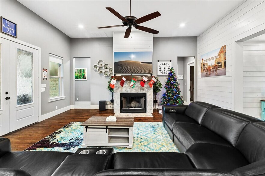 Building Photo - 16001 Plum Ln