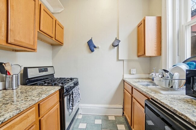 Building Photo - 6 bed/2 bath on Rohs St., Mins. from UC for Only $650/pp ($3900/mo)!