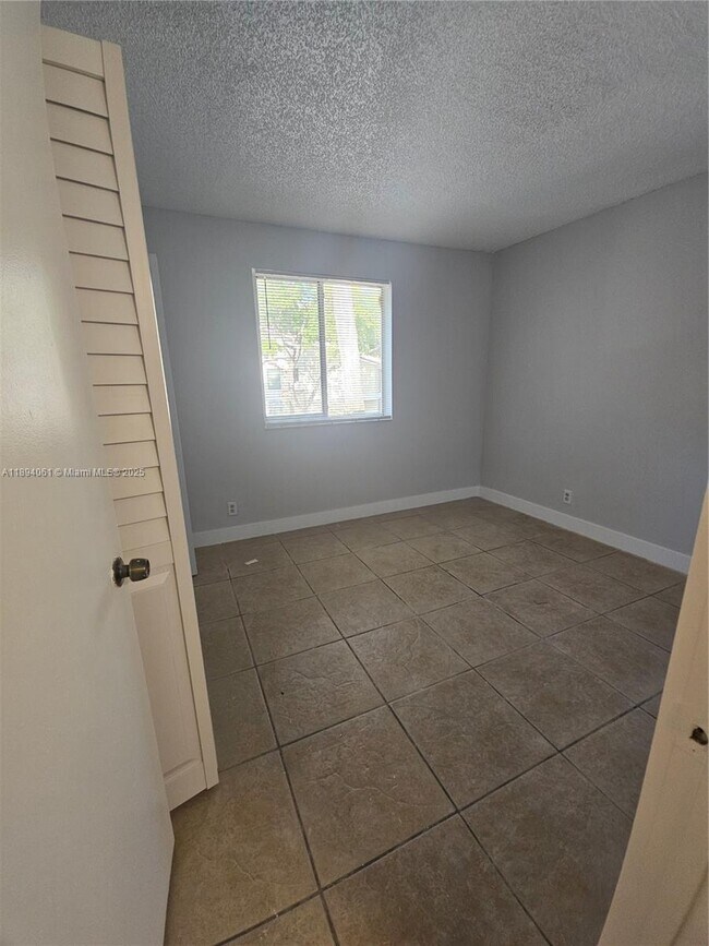 Building Photo - 713 Gardens Dr