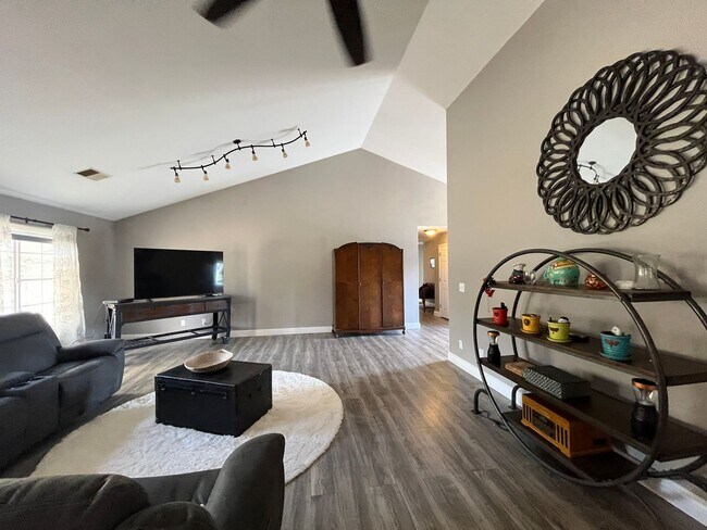 Building Photo - Country Living in Ranchland Acres!