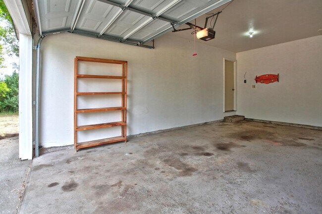 Building Photo - Private & Cozy Duplex In Prime Holland Loc...