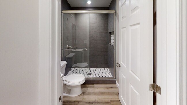 Building Photo - Newly Renovated (2022)! 7BD/3BA (Lease out...