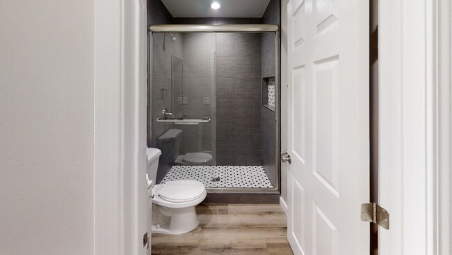 Building Photo - Newly Renovated (2022)! 7BD/3BA