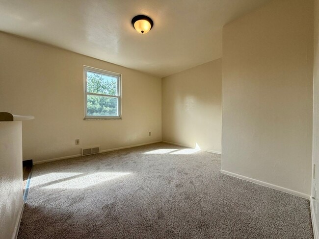 Building Photo - Gorgeous 2BR Townhouse in Plum! Washer & Dryer Included, Central A/C & More! Call Today!