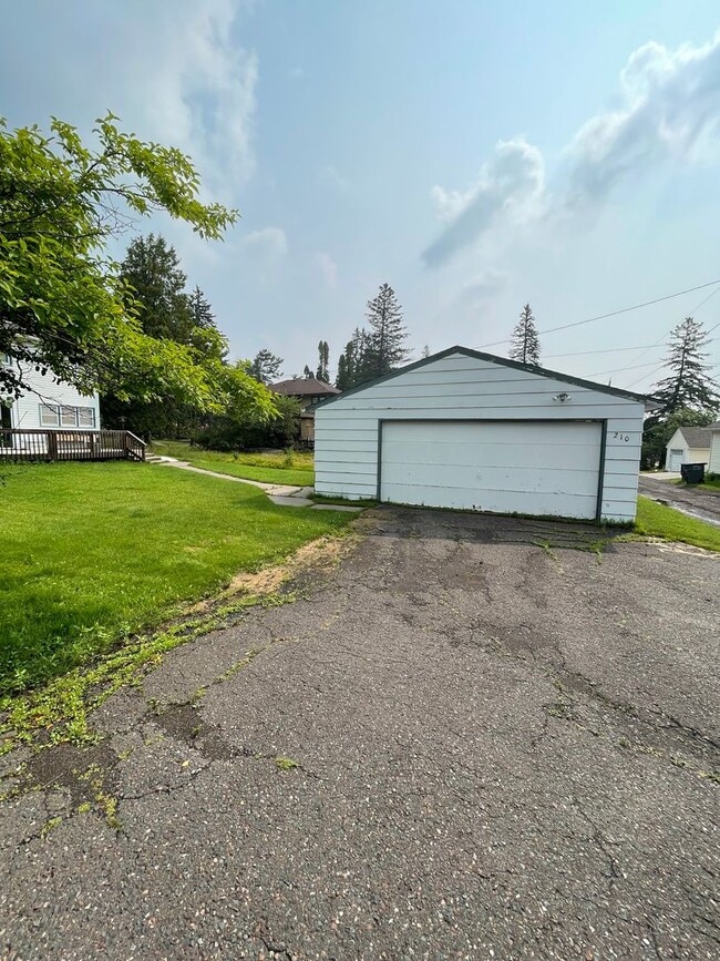 Building Photo - AVAILABLE AUGUST 18TH - Gorgeous 3 Bed 2 b...