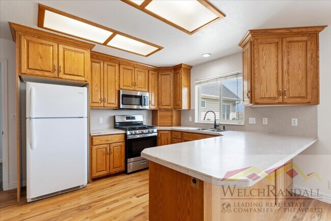 Building Photo - Spacious Single Family Home With Attached ...