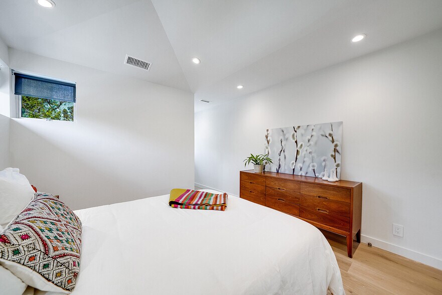 Building Photo - 4539 Beck Ave