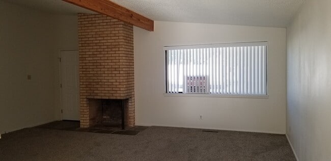 Building Photo - 3 bedroom, 1 bath rance style home on corner lot.