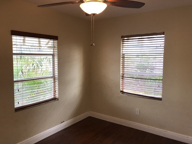 Building Photo - 812 W Lakewood Rd