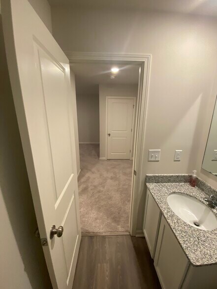 Building Photo - 427 Silo Ct